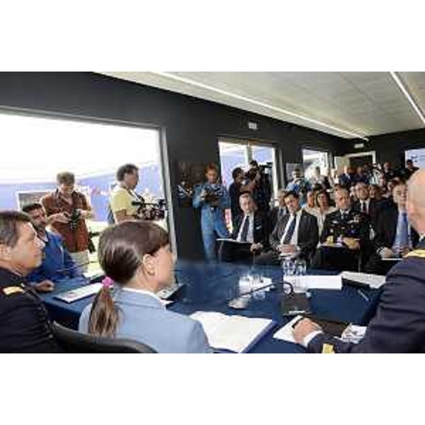 Jan Slangen [Comandante Pattuglia Acrobatica Nazionale (PAN) Frecce Tricolori], Maurizio Lodovisi (Comandante Squadra Aerea) e Debora Serracchiani (Presidente Regione Friuli Venezia Giulia) alla conferenza stampa di presentazione delle iniziative per il 55° anniversario della Pattuglia Acrobatica Nazionale (PAN) "Frecce Tricolori" - Base Aerea Militare di Rivolto 25/08/2015