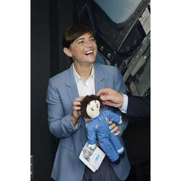 Debora Serracchiani (Presidente Regione Friuli Venezia Giulia) con "Pigotta", la bambola dell'UNICEF, all'inaugurazione dell'area museale dedicata alla Pattuglia Acrobatica Nazionale (PAN) "Frecce Tricolori" - Base Aerea Militare di Rivolto 25/08/2015