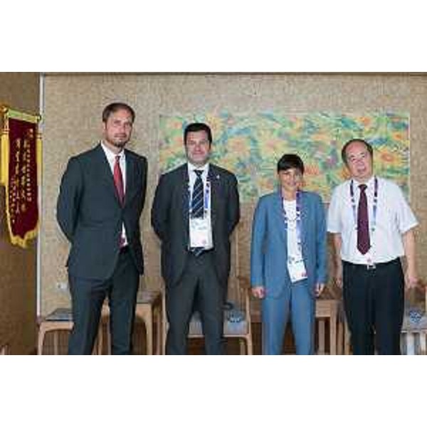 Cristiano Shaurli (Assessore regionale Risorse agricole e forestali), Franco Iacop (Presidente Consiglio regionale), Debora Serracchiani (Presidente Regione Friuli Venezia Giulia) e Zhang Gang (Vicedirettore Padiglione Cina e viceresponsabile China Council for the Promotion of international Trade" in Italia) nel Padiglione Cina a EXPO 2015 - Milano 26/08/2015
