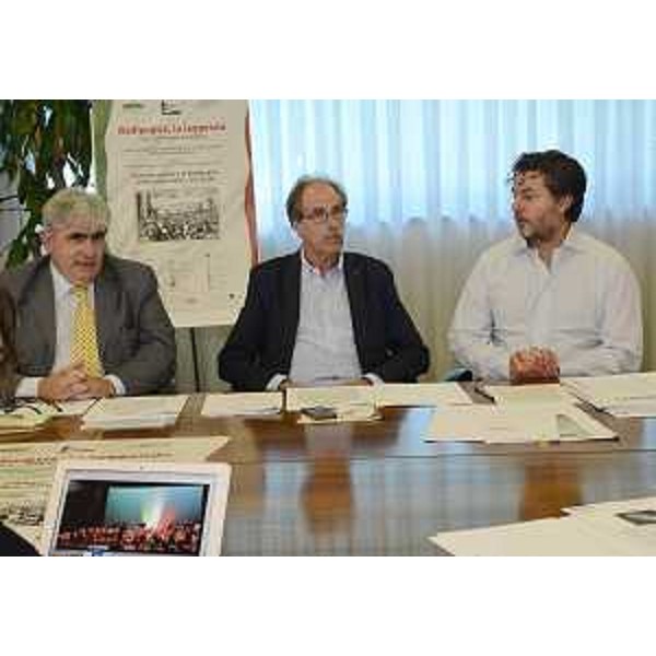 Giampaolo Lazzeri [Presidente Associazione Nazionale Bande Italiane Musicali Autonome (ANBIMA)], Gianni Torrenti (Assessore regionale Cultura) e Marco Somadossi (Direttore Formazione bandistica giovanile) alla presentazione del concerto commemorativo "Redipuglia, la leggenda. 1914-1918 Suoni di memoria" - Udine 26/08/2015