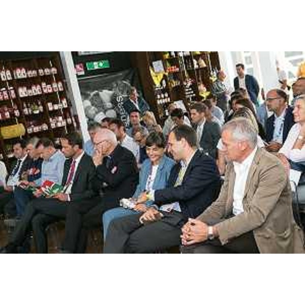 Debora Serracchiani (Presidente Regione Friuli Venezia Giulia), Roberto Moncalvo (Presidente Coldiretti) e Dario Ermacora (Presidente Coldiretti FVG) alla "Giornata del Coniglio", nel Padiglione della Coldiretti "No Farmers No Party" a EXPO 2015 - Milano 26/08/2015