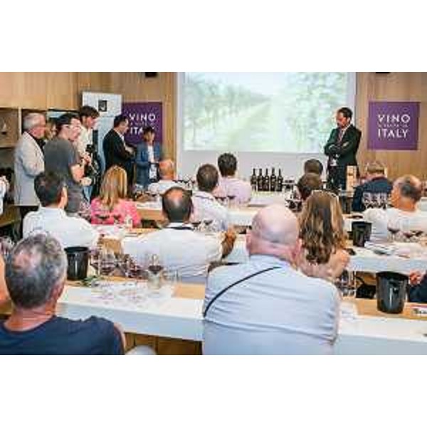 Debora Serracchiani (Presidente Regione Friuli Venezia Giulia) e Cristiano Shaurli (Assessore regionale Risorse agricole e forestali) all'appuntamento sulla filiera lunga del vino, organizzato dall'ERSA FVG, nel Padiglione Vino A Taste of Italy, a EXPO 2015 - Milano 26/08/2015