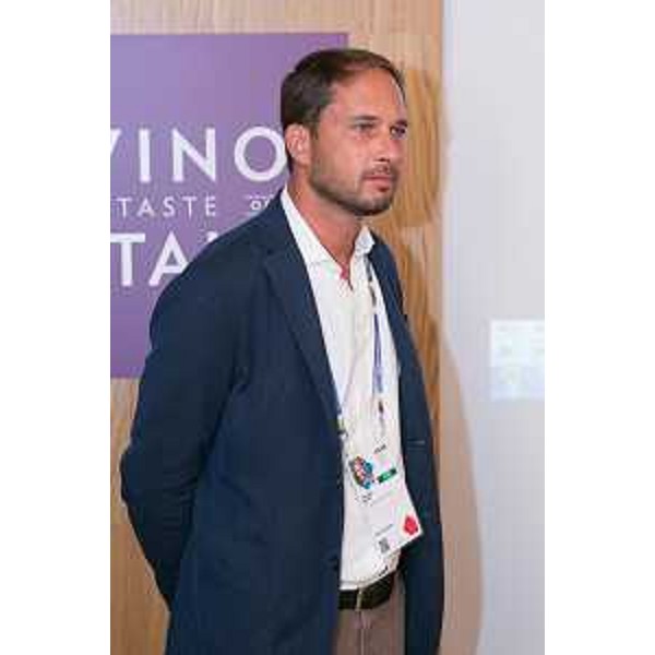 Cristiano Shaurli (Assessore regionale Risorse agricole e forestali) alla presentazione del Vitovska e di altri vini del Carso, nella Sala Convivium del Padiglione Vino a EXPO 2015 - Milano 27/08/2015