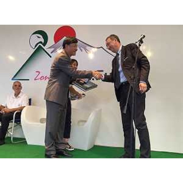 Takashi Namba [Vicegovernatore Prefettura Shizuoka (Giappone)] e Sergio Bolzonello (Vicepresidente Regione FVG e assessore Turismo) alla presentazione della Carnia Classic Fuji-Zoncolan, evento sportivo che celebra il gemellaggio tra le due montagne - Tolmezzo 27/08/2015