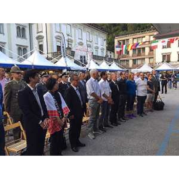 Pubblico alla presentazione della Carnia Classic Fuji-Zoncolan, evento sportivo che celebra il gemellaggio tra le due montagne - Tolmezzo 27/08/2015