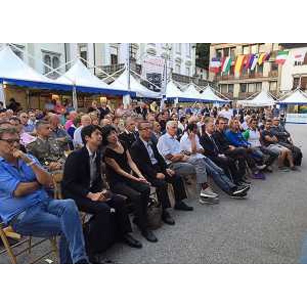 Pubblico alla presentazione della Carnia Classic Fuji-Zoncolan, evento sportivo che celebra il gemellaggio tra le due montagne - Tolmezzo 27/08/2015