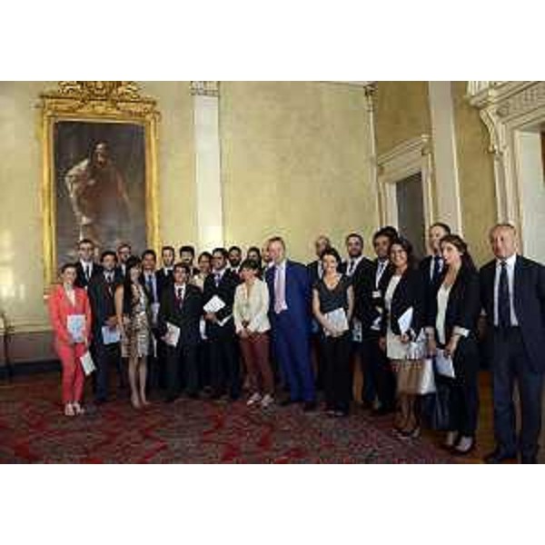 Debora Serracchiani (Presidente Regione Friuli Venezia Giulia), Vladimir Nanut (Fondatore di MIB) e studenti del Corso Origini Italia in export management e sviluppo imprenditoriale, organizzato dal MIB School of Management di Trieste, nella sede della Regione FVG - Trieste 28/08/2015