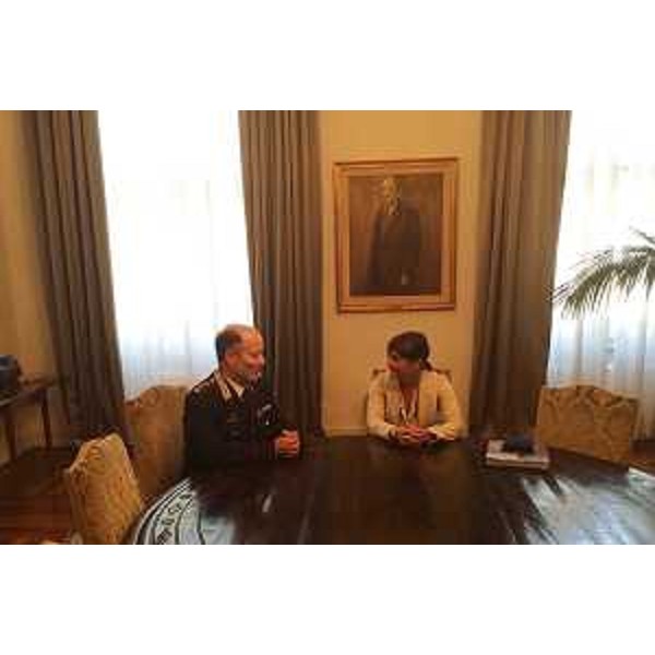 Il colonnello Roberto Del Piano, comandante provinciale dei Carabinieri di Udine, e Debora Serracchiani, presidente della Regione Friuli Venezia Giulia, nella sede della Presidenza della Regione - Trieste 28/08/2015
