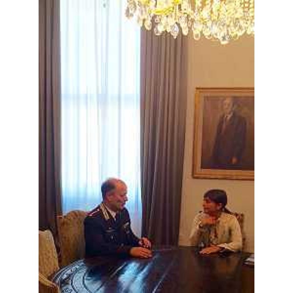 Il colonnello Roberto Del Piano, comandante provinciale dei Carabinieri di Udine, e Debora Serracchiani, presidente della Regione Friuli Venezia Giulia, nella sede della Presidenza della Regione - Trieste 28/08/2015