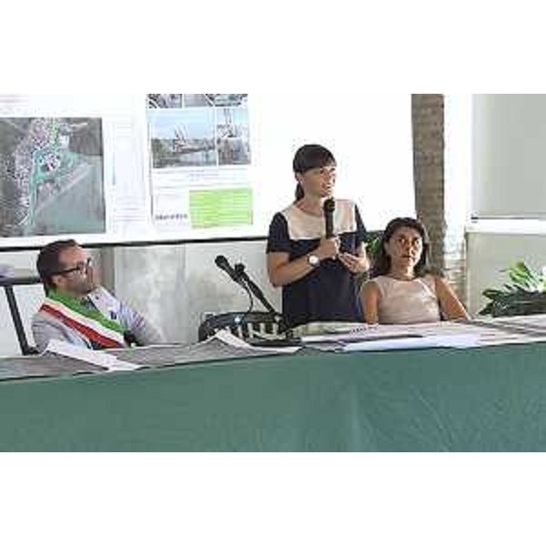 Devis Formentin (Sindaco Marano), Debora Serracchiani (Presidente Regione Friuli Venezia Giulia) e Mariagrazia Santoro (Assessore regionale Pianificazione territoriale) alla cerimonia d'inaugurazione dei lavori di dragaggio dei canali navigabili in Laguna - Marano Lagunare 29/08/2015