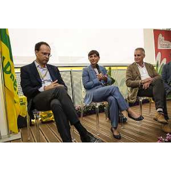 Roberto Moncalvo (Presidente Coldiretti), Debora Serracchiani (Presidente Regione Friuli Venezia Giulia) e Dario Ermacora (Presidente Coldiretti FVG) alla "Giornata del Coniglio", nel Padiglione della Coldiretti "No Farmers No Party" a EXPO 2015 - Milano 26/08/2015 (Foto Coldiretti FVG)