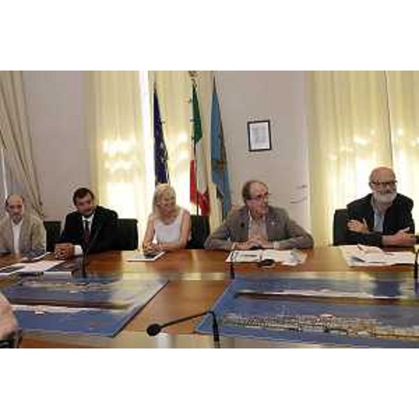 Maurizio Eliseo (Curatore mostra), Mauro Martinenzi (Direttore Fondazione Fincantieri), Silvia Altran (Sindaco Monfalcone), Gianni Torrenti (Assessore regionale Cultura) e Luigi Fozzati (Soprintendente Beni archeologici FVG) alla presentazione della mostra "Saturnia e Vulcania: motonavi da record" - Trieste 01/09/2015