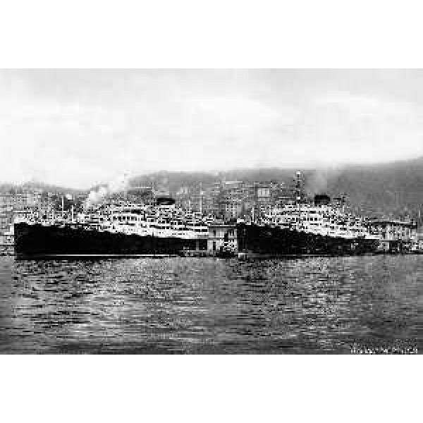 Vulcania e Saturnia ormeggiate in Stazione Marittima a Trieste. Una delle foto della mostra "Saturnia e Vulcania: motonavi da record" visitabile a Monfalcone, alla Galleria d'Arte Contemporanea dal 4 al 20 settembre 2015 (Foto Italian Liners)