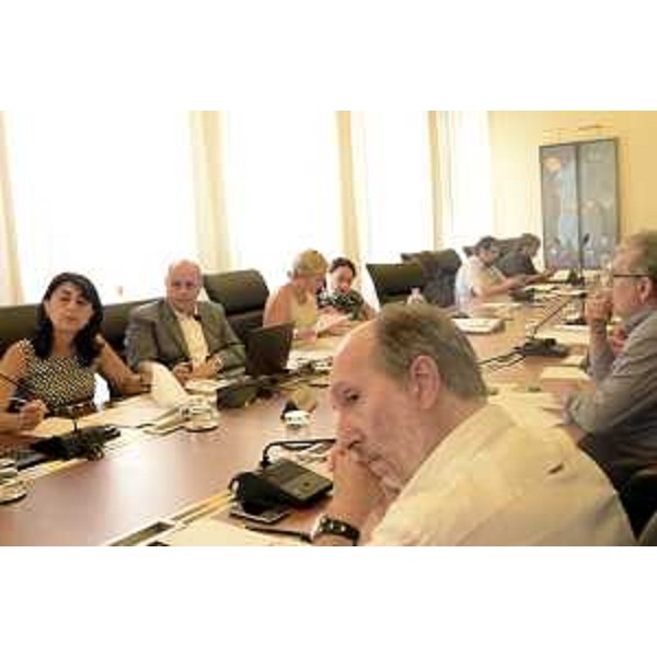 Mariagrazia Santoro (Assessore regionale Infrastrutture, Mobilità, Pianificazione territoriale, Lavori pubblici, Edilizia) e Vittorino Boem (Presidente IV Commissione consiliare) in IV Commissione sul disegno di legge in materia di varianti urbanistiche di livello comunale e contenimento del consumo di suolo, in Consiglio regionale - Trieste 01/09/2015