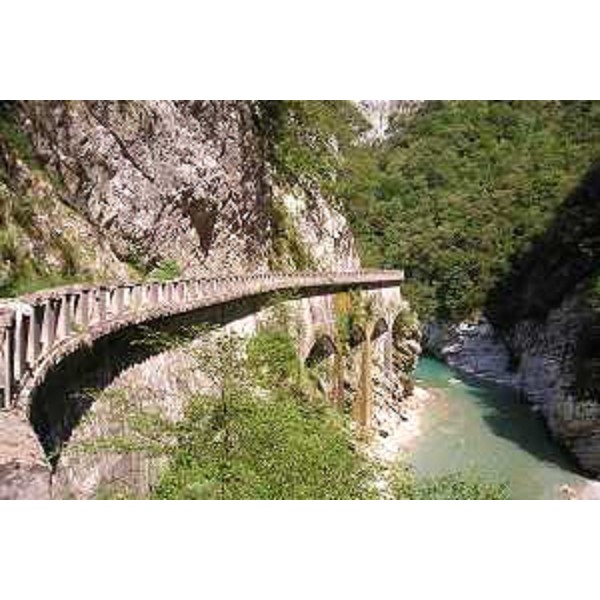La Vecchia Strada Statale 251 nella Forra del Torrente Cellina. Foto: Archivio del Corpo forestale regionale - Marco Pradella 