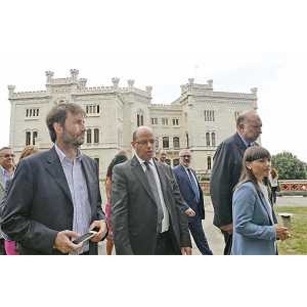 Dario Franceschini (Ministro Beni e Attività Culturali e Turismo), Luca Caburlotto (Sovrintendente Beni storici, artistici, etnoantropologici FVG), Roberto Cosolini (Sindaco Trieste) e Debora Serracchiani (Presidente Regione Friuli Venezia Giulia) di fronte al Castello di Miramare - Trieste 02/09/2015