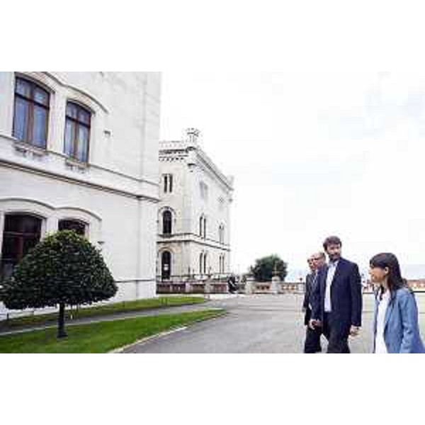 Luca Caburlotto (Sovrintendente Beni storici, artistici, etnoantropologici FVG), Dario Franceschini (Ministro Beni e Attività Culturali e Turismo) e Debora Serracchiani (Presidente Regione Friuli Venezia Giulia) di fronte al Castello di Miramare - Trieste 02/09/2015