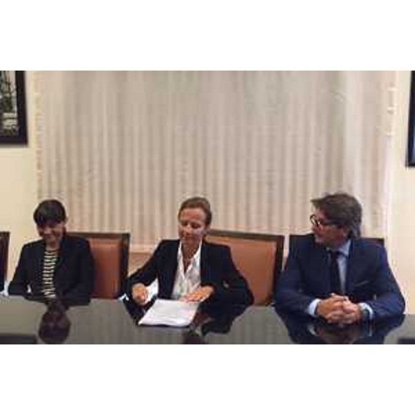 Debora Serracchiani (Presidente Regione Friuli Venezia Giulia), Ulrike Andres (Presidente SIOT) e Zeno D'Agostino (Commissario Autorità Portuale Trieste) al Tavolo della firma di rinnovo della concessione demaniale marittima, per ulteriori 50 anni, tra l'Autorità Portuale di Trieste e la Società Italiana per l'Oleodotto Transalpino (SIOT) - Trieste 03/09/2015 (Foto Autorità Portuale Trieste)