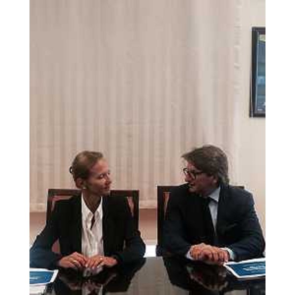 Ulrike Andres (Presidente SIOT) e Zeno D'Agostino (Commissario Autorità Portuale Trieste) al Tavolo della firma di rinnovo della concessione demaniale marittima, per ulteriori 50 anni, tra l'Autorità Portuale di Trieste e la Società Italiana per l'Oleodotto Transalpino (SIOT) - Trieste 03/09/2015 (Foto Autorità Portuale Trieste)