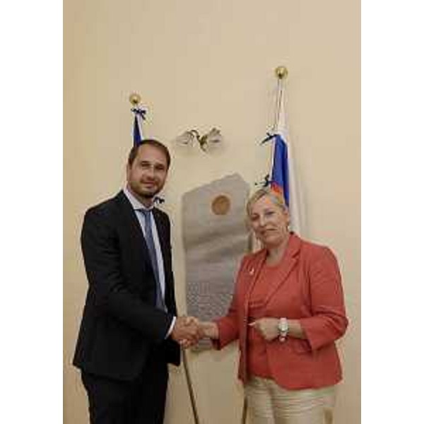 Cristiano Shaurli (Assessore regionale Risorse agricole e forestali) e Ingrid Sergas (Console generale di Slovenia a Trieste) nella sede del Consolato sloveno - Trieste 04/09/2015