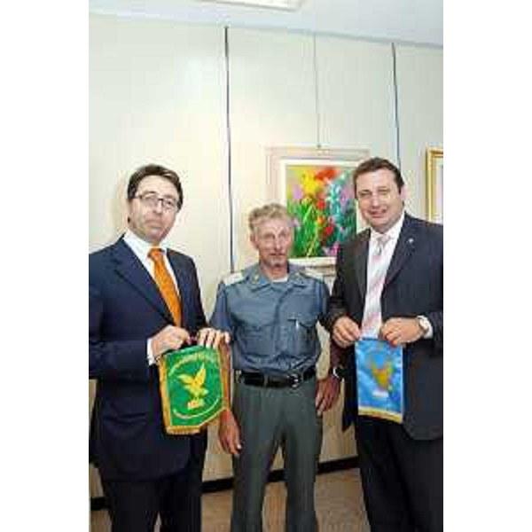 Enzo Marsilio (Assessore regionale alle risorse agricole, naturali, forestali e montagna) consegna il gagliardetto FVG al forestale Mario Cedolin in procinto di partire per il K2 con Nives Meroi (14/06/06)