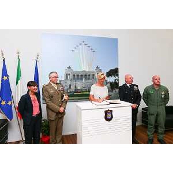 Roberta Pinotti (Ministro Difesa) nell'area museale dedicata alla Pattuglia Acrobatica Nazionale (PAN) "Frecce Tricolori" - Base Aerea Militare di Rivolto 06/09/2015