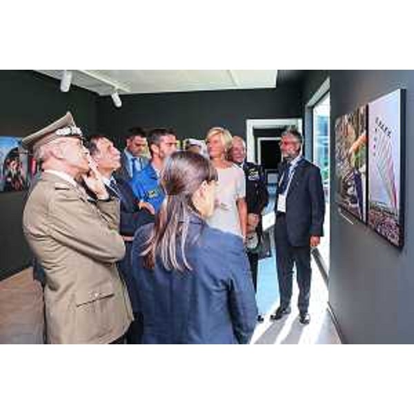 Domenico Rossi (Sottosegretario Difesa), Jan Slangen [Comandante Pattuglia Acrobatica Nazionale (PAN) Frecce Tricolori] e Roberta Pinotti (Ministro Difesa) nell'area museale dedicata alla Pattuglia Acrobatica Nazionale (PAN) "Frecce Tricolori" - Base Aerea Militare di Rivolto 06/09/2015