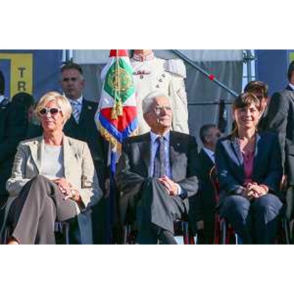 Roberta Pinotti (Ministro Difesa), Sergio Mattarella (Presidente Repubblica Italiana) e Debora Serracchiani (Presidente Regione Friuli Venezia Giulia) alla celebrazione del 55° anniversario della Pattuglia Acrobatica Nazionale (PAN) "Frecce Tricolori" - Base Aerea Militare di Rivolto 06/09/2015