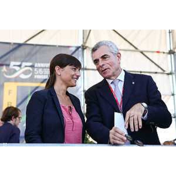 Debora Serracchiani (Presidente Regione Friuli Venezia Giulia) e Mauro Moretti (Amministratore delegato e direttore generale Finmeccanica) alla celebrazione del 55° anniversario della Pattuglia Acrobatica Nazionale (PAN) "Frecce Tricolori" - Base Aerea Militare di Rivolto 06/09/2015