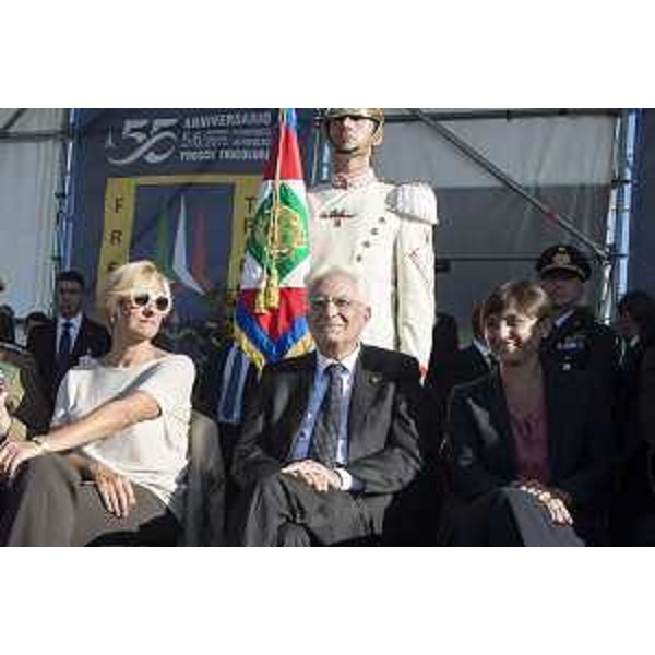 Roberta Pinotti (Ministro Difesa), Sergio Mattarella (Presidente Repubblica Italiana) e Debora Serracchiani (Presidente Regione Friuli Venezia Giulia) alla celebrazione del 55° anniversario della Pattuglia Acrobatica Nazionale (PAN) "Frecce Tricolori" - Base Aerea Militare di Rivolto 06/09/2015 (Foto Quirinale)