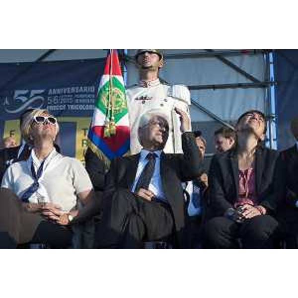 Roberta Pinotti (Ministro Difesa), Sergio Mattarella (Presidente Repubblica Italiana) e Debora Serracchiani (Presidente Regione Friuli Venezia Giulia) alla celebrazione del 55° anniversario della Pattuglia Acrobatica Nazionale (PAN) "Frecce Tricolori" - Base Aerea Militare di Rivolto 06/09/2015 (Foto Quirinale)