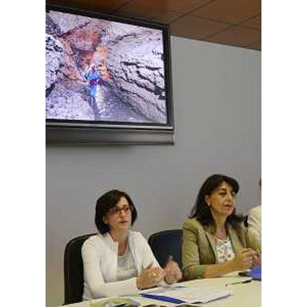 Gli assessori regionali Sara Vito (Ambiente) e Mariagrazia Santoro (Pianificazione territoriale) al Tavolo di lavoro "Costruire insieme un nuovo catasto regionale", propedeutico alla predisposizione del disegno di legge sulla "Tutela e valorizzazione del patrimonio geologico e speleologico regionale" - Udine 07/09/2015