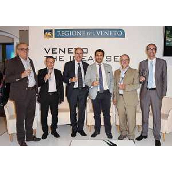 Franco Oss Noser (Presidente AGIS Tre Venezie), Claudio Martinelli (Direttore servizio Attività culturali Provincia autonoma Trento), Gianni Torrenti (Assessore regionale Cultura FVG), Cristiano Corazzari (Assessore regionale Cultura Veneto), Filippo Nalon (Presidente FICE Triveneto) e Federico Caner (Assessore regionale Turismo Veneto) nello spazio della Regione Veneto allestito all'Hotel Excelsior in occasione della Mostra del Cinema - Venezia 07/09/2015 (Foto Alcide Boaretto Regione Veneto)