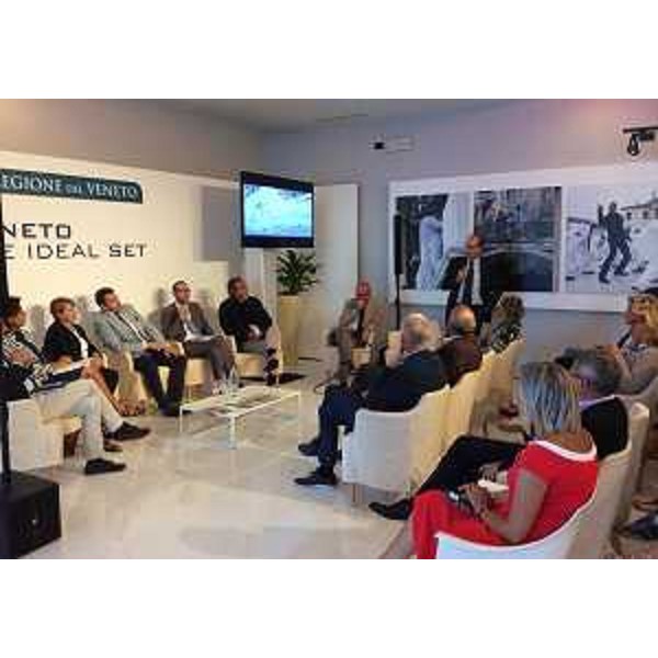 Gianni Torrenti (Assessore regionale Cultura FVG) interviene alla tavola rotonda "Cinema e valorizzazione del patrimonio culturale e paesaggistico" nello spazio della Regione Veneto allestito all'Hotel Excelsior in occasione della Mostra del Cinema - Venezia 07/09/2015 (Foto Alcide Boaretto Regione Veneto)