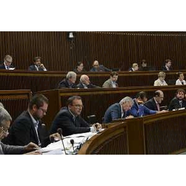 Consiglieri regionali durante la seduta che ha approvato il disegno di legge (ddl) sulle varianti urbanistiche di livello comunale e sul contenimento del consumo di suolo, nell'Aula del Consiglio regionale - Trieste 09/09/2015