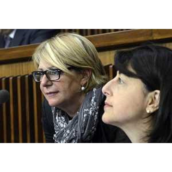 Gli assessori regionali Maria Sandra Telesca (Salute, Integrazione socio-sanitaria, Politiche sociali e Famiglia) e Mariagrazia Santoro (Infrastrutture, Mobilità, Pianificazione territoriale, Lavori pubblici, Edilizia) nell'Aula del Consiglio regionale - Trieste 09/09/2015