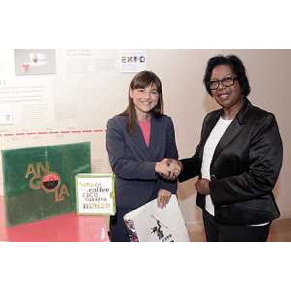 Debora Serracchiani (Presidente Regione Friuli Venezia Giulia) e Albina Assis Africano (Responsabile Padiglione Angola a EXPO Milano 2015), nello stabilimento della illycaffè - Trieste 10/09/2015