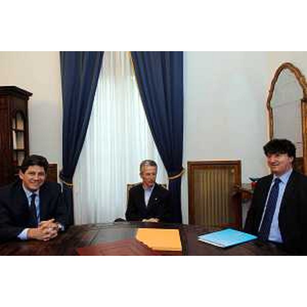 Riccardo Illy (Presidente Regione Friuli Venezia Giulia) con Gianfranco Brasco (Direttore generale Agenzia delle Dogane Friuli Venezia Giulia) (Trieste, 21/03/06)