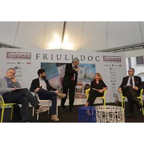 Francesco Marangon (Università Udine), Furio Honsell (Sindaco Udine), Elda Felluga (Movimento Turismo del Vino) e Sergio Bolzonello (Vicepresidente Regione FVG e assessore Attività produttive) al dibattito "L'enogastronomia di qualità e il marketing territoriale", in piazza Matteotti - Udine 11/09/2015