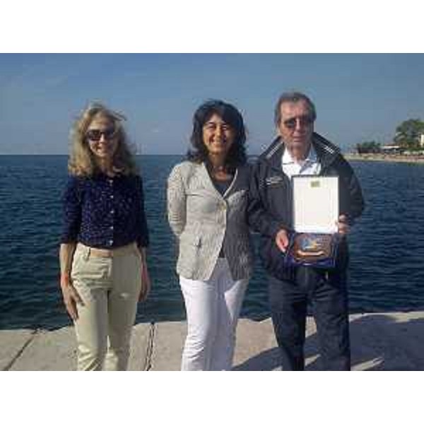 Alla "Regata Diplomatica 2015" di Isola d'Istria, l'assessore regionale Mariagrazia Santoro consegna agli organizzatori un crest con lo stemma della Regione Friuli Venezia Giulia. A sinistra, l'ambasciatrice italiana a Lubiana Rossella Franchini Sherifis - Isola d'Istria 12/09/2015