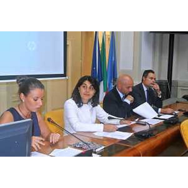 Elisa Di Ilio (Presidente Commissione Trasporti extraurbani Comune Monfalcone), Mariagrazia Santoro (Assessore regionale Infrastrutture e Mobilità), Simone Gorini (Direttore regionale Trenitalia) e Giorgio Botti [Rete Ferroviaria Italiana (RFI)] nella Sala del Consiglio comunale, Palazzo dell'ex Pretura - Monfalcone 14/09/2015