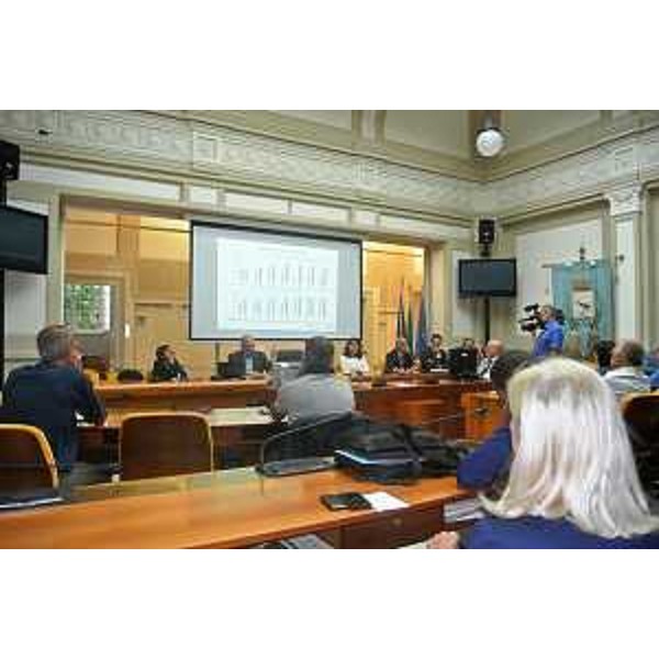 Mariagrazia Santoro (Assessore regionale Infrastrutture e Mobilità) alla riunione sullo sviluppo dei collegamenti ferroviari della Commissione speciale per i Trasporti extraurbani ferroviari e per la Mobilità sostenibile extraurbana, nella Sala del Consiglio comunale, Palazzo dell'ex Pretura - Monfalcone 14/09/2015