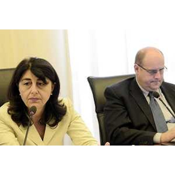 Mariagrazia Santoro (Assessore regionale Infrastrutture, Mobilità, Pianificazione territoriale, Lavori pubblici, Edilizia), accanto a Vittorino Boem (Presidente IV Commissione consiliare), illustra il disegno di legge di manutenzione in materia di Infrastrutture, Mobilità, Pianificazione territoriale, Lavori pubblici ed Edilizia, alla IV Commissione in Consiglio regionale - Trieste 15/09/2015