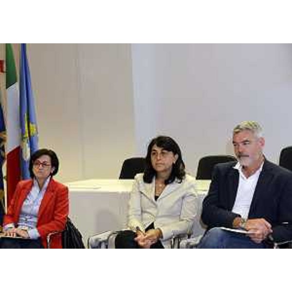 Gli assessori regionali Sara Vito (Ambiente), Mariagrazia Santoro (Pianificazione territoriale) e Paolo Panontin (Autonomie locali, Protezione civile) all'incontro con amministratori e imprenditori per il rilancio dell'area dello "stradone Tresemane" - Udine 15/09/2015