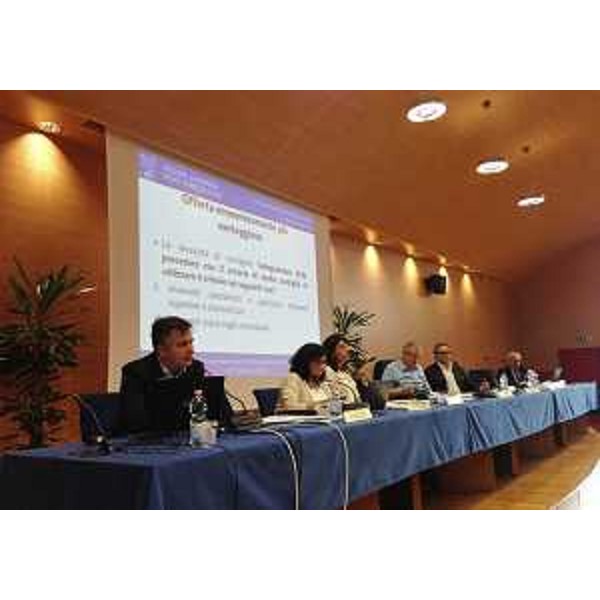 Marco Pedrini (Direttore servizio Lavori pubblici Regione FVG), Magda Uliana (Direttore centrale Infrastrutture, Mobilità, Pianificazione territoriale, Lavori pubblici ed Edilizia Regione FVG), Mariagrazia Santoro (Assessore regionale Lavori pubblici ed Edilizia), Graziano Tilatti (Presidente Confartigianato Imprese FVG) e Valerio Pontarolo (Presidente ANCE FVG) alla presentazione delle "Direttive vincolanti per l'affidamento di lavori pubblici a finanziamento regionale" - Udine 16/09/2015