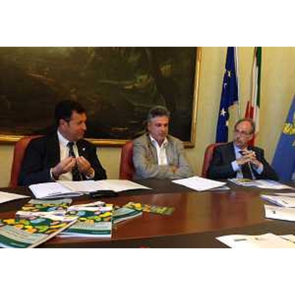 Franco Iacop (Presidente Consiglio regionale), Walter Citti (Garante persone a rischio discriminazione) e Gianni Torrenti (Assessore regionale Cultura, Sport e Solidarietà) alla presentazione della Guida pratica per la tutela civile contro le discriminazioni etnico-razziali e religiose, in Consiglio regionale - Trieste 16/09/2015