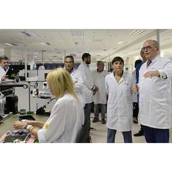 Debora Serracchiani (Presidente Regione Friuli Venezia Giulia) visita lo stabilimento della Flextronics accompaganta da Fabrizio Magistrali (Global account manager Flextronics Manufacturing S.r.l.) - Trieste 17/09/2015