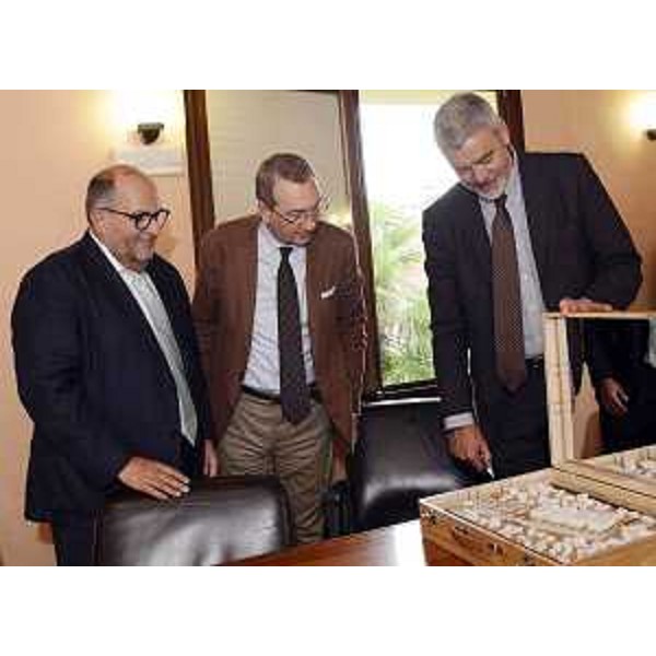 Albert De Pineda (Architetto), Sergio Bolzonello (Vicepresidente Regione FVG e assessore Attività produttive, Cooperazione e Turismo) e Paolo Panontin (Assessore regionale Autonomie locali e Coordinamento Riforme, Caccia e risorse ittiche, delegato Protezione civile) alla presentazione del progetto del nuovo Ospedale di Pordenone - Pordenone 18/09/2015