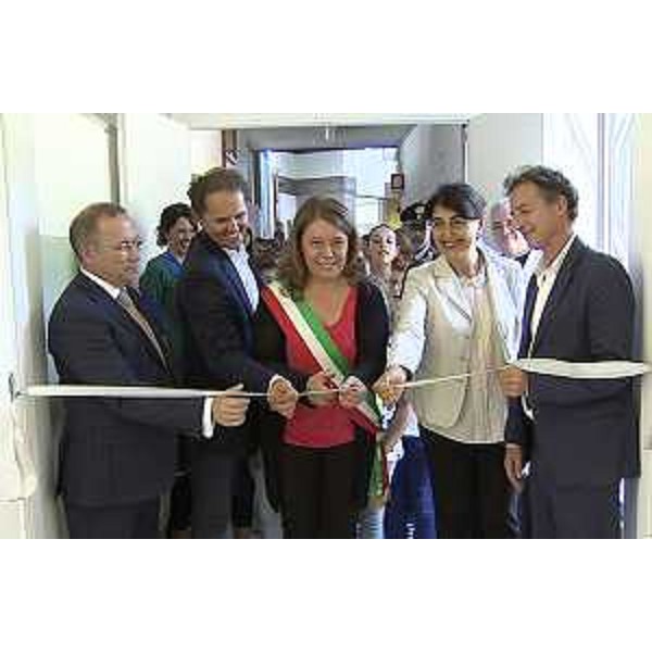 Cristina Visintin (Sindaco Mariano del Friuli), Mariagrazia Santoro (Assessore regionale Edilizia) e Filippo Bonaccorsi (Presidenza Consiglio Ministri - Struttura di missione Riqualificazione Edilizia scolastica) all'inaugurazione della ristrutturazione e dell'ampliamento della scuola primaria Alessandro Manzoni - Mariano 18/09/2015