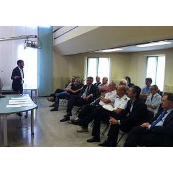 Andrea Carli (Sindaco Maniago) illustra il progetto di sistema di videosorveglianza integrato per l'Unione Territoriale Intercomunale (UTI) Valli e Dolomiti Friulane, a Paolo Panontin (Assessore regionale Autonomie locali), amministratori locali e rappresentanti della Polizia locale - Maniago 18/09/2015